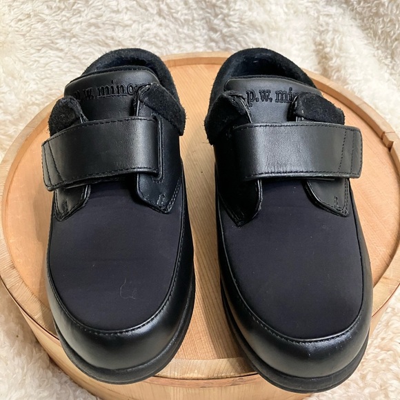 PW Minor Black Orthopedic Leather Loafers Velcro Extra Wide Size 6.5 2W - Picture 2 of 9